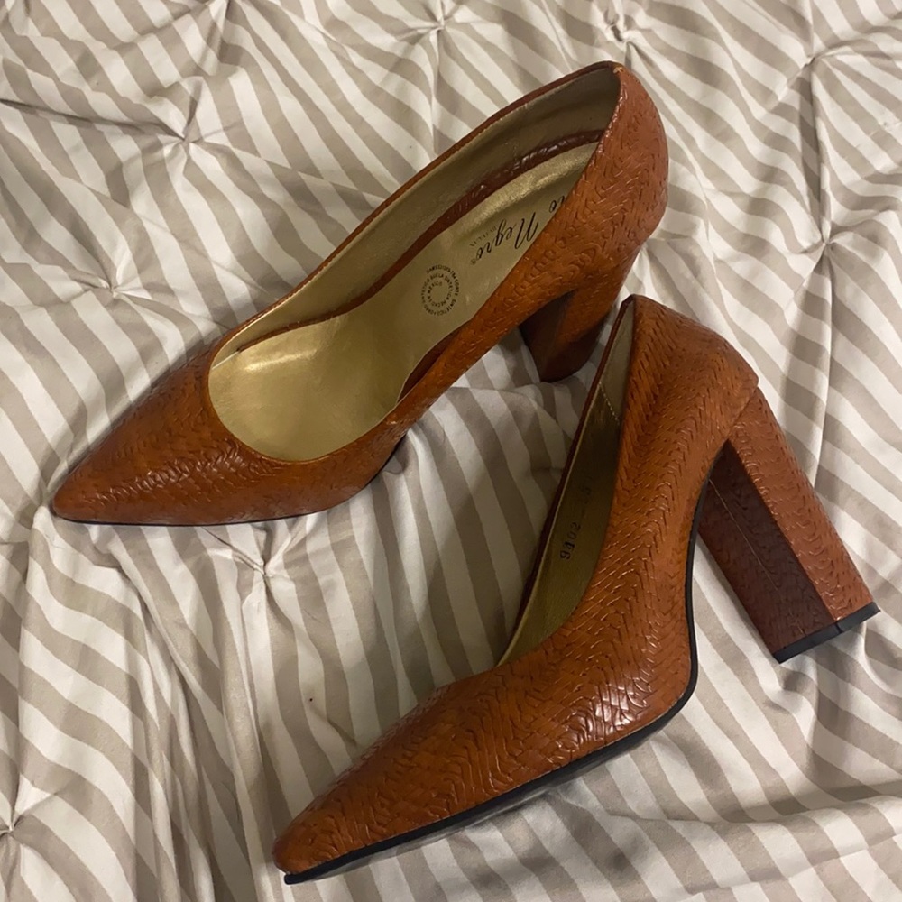 ORO NEGROWIDE HEEL PUMPS